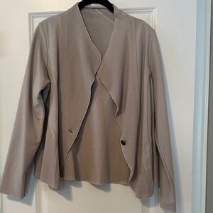 Chic Women's Beige Blazer